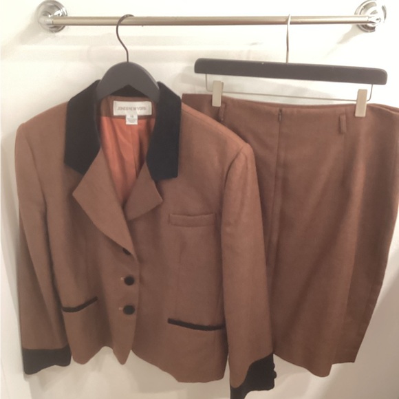 Ladies Two Piece Suit - Picture 3 of 6